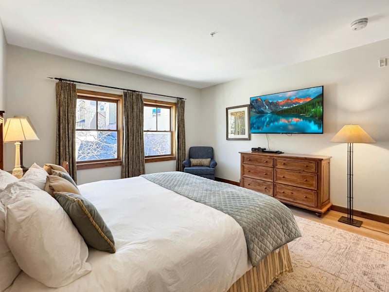 Beautiful King Room in the Lodge at Mountaineer Square
