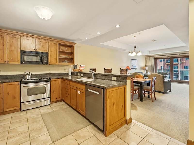 Lodge at Mountaineer Square, 2 bed, 3 bath Perfect location!