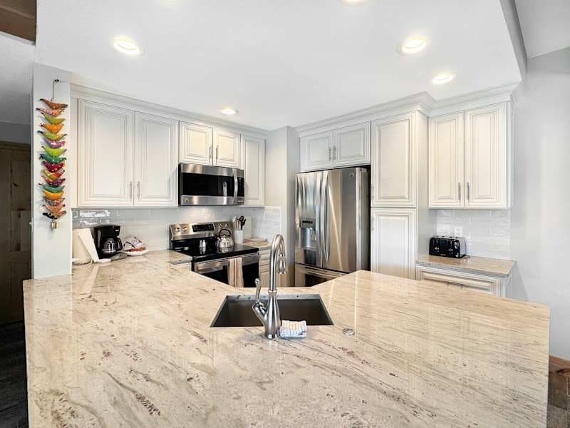 Modern Finishes and Cozy Vibes Plaza 2 BR mtn view