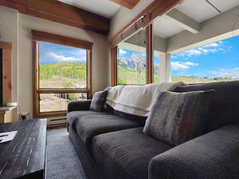 Modern 2 Bedroom Mountain Basecamp, Steps to Trails & Lift!