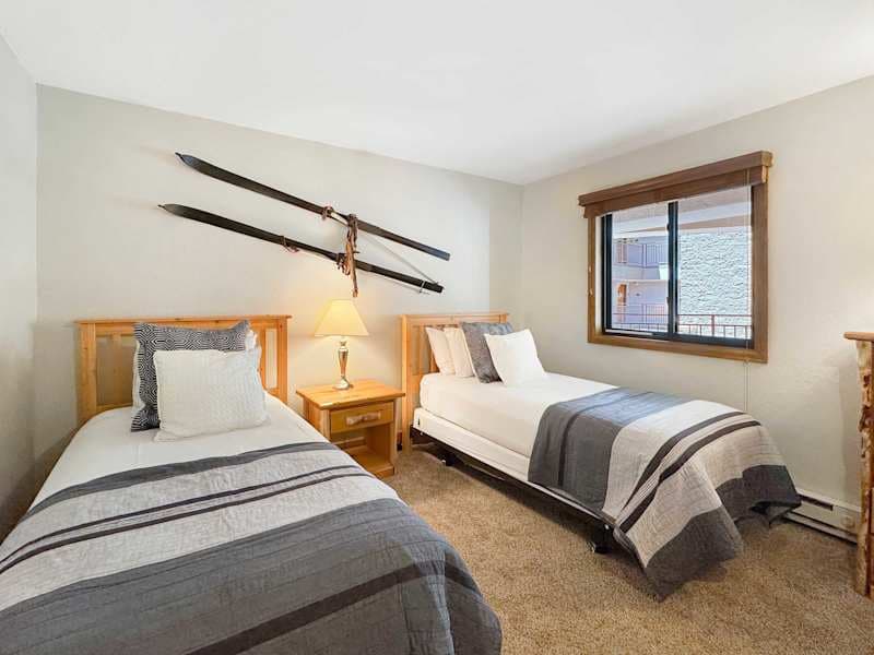 Modern Finishes and Cozy Vibes Plaza 2 BR mtn view