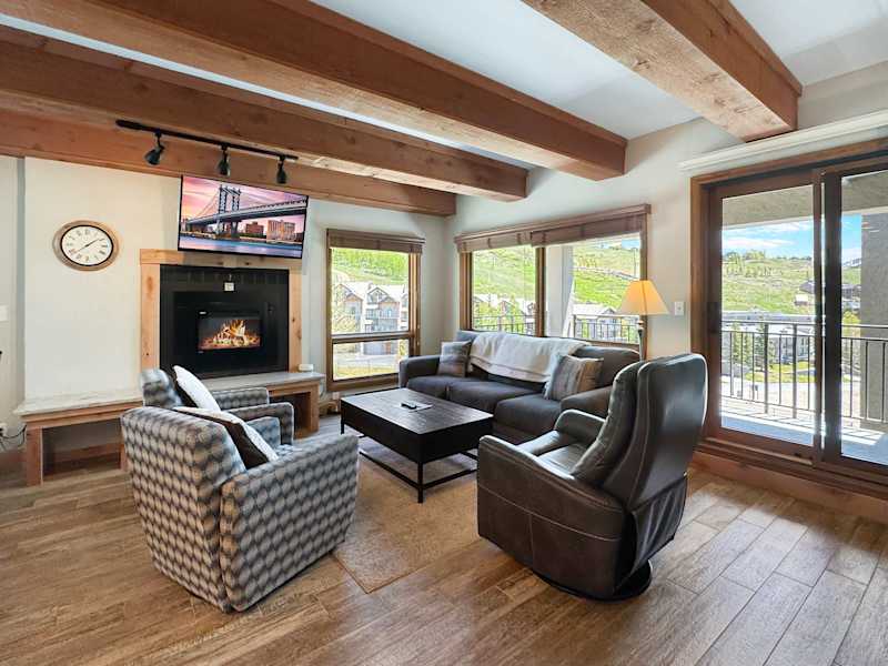 Modern Finishes and Cozy Vibes Plaza 2 BR mtn view