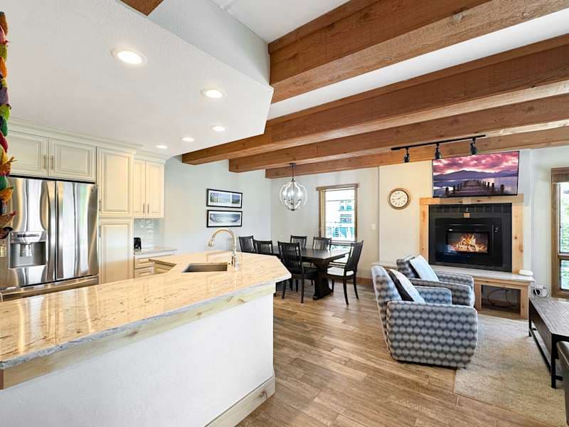 Modern 2 Bedroom Mountain Basecamp, Steps to Trails & Lift!