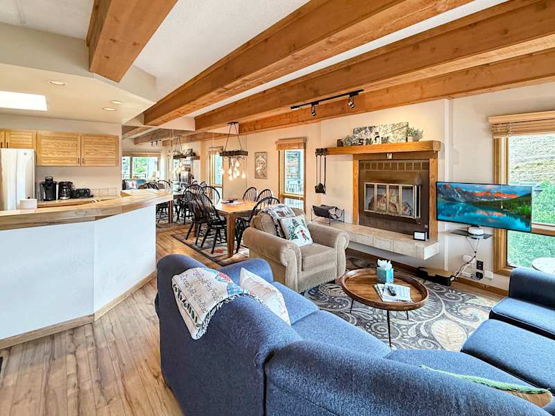 Plaza 638— 2BR Walk to Crested Butte Lifts, and space for the whole group