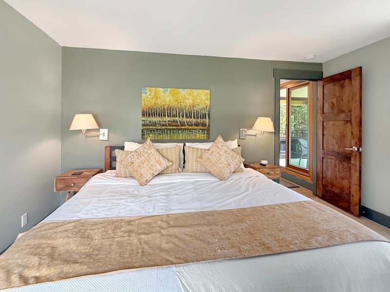 Plaza 339, Updated 3BR Base Area Condo