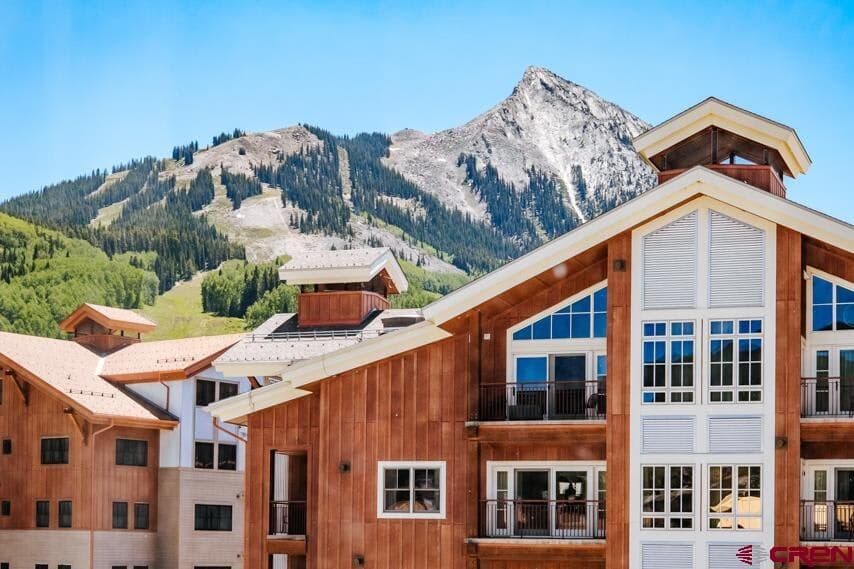 【Exterior】The Grand Lodge is close to the base — lifts and shuttle a short walk away
Listed with @BookTraverse