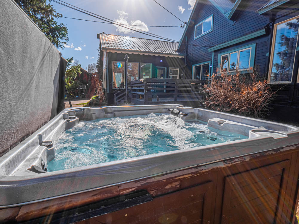 Large mountain home in Leadville Colorado with multiple bedrooms for groups
